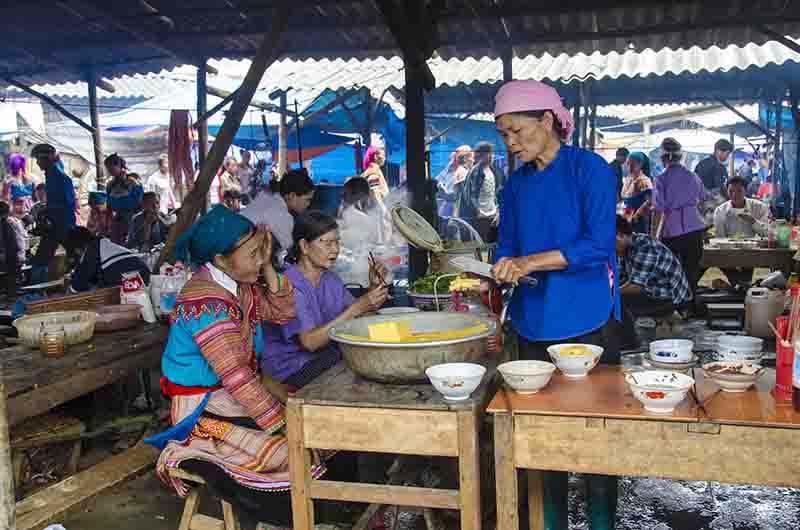 269 - Vietnam - Bac Ha - mercado - comedor